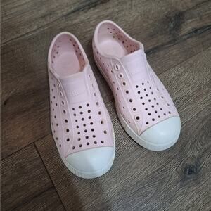 Native light pink water slip on rubber youth shoes girls 13